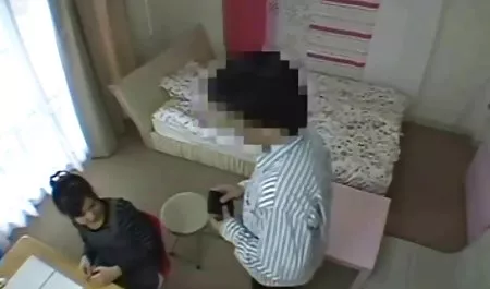 MILF با الاستیک به عكس كس وكون لبهایش برخورد کرد