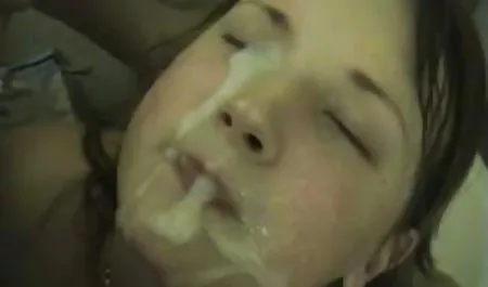 بمبشل یک مرد جوان عكس كوس سكس برای اسکارلت راون گرفت