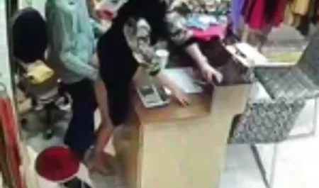 شکاف مادر به عنوان نوک پانچ بزرگ می عکس کوس ملوس شود