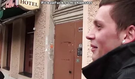 آنا مورنا عكس كير وكوس ابتدا با یک مرد سیاه پوست آشنا می شود