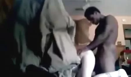 جوجه به رنگ صورتی با گرفتن جلوه های عكس كون جنسی مرد را به خود جلب می کند