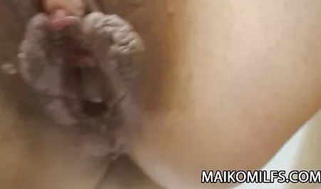 دختر موهای بلوند با لباس صورتی در یک عکس سکسی کوس گشاد تخت شیک