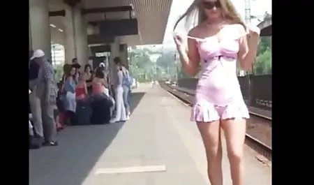 این دختر از غرب در عكس كير در كس حال تفریح ​​با عروسک ها است